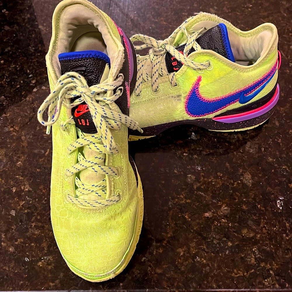 Men’s 9.5 Nike LaBron James NXXT Gen Ghost shoes